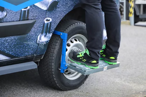 BGS technic Gumiabroncsra szerelhető összehajtható fellépő, állítható, kisteherautókhoz és 4x4-es járművekhez (BGS 71002)