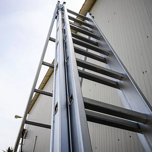 BORMANN Pro Háromrészes alumínium tolólétra 3 × 7 fokkal, 4,76 m, 150 kg (BHL5080)