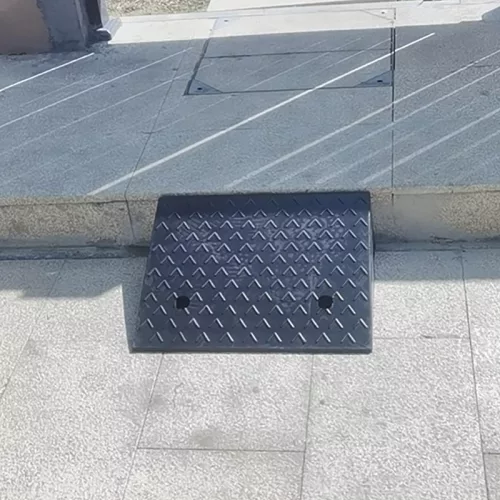 BORMANN Pro GUMI SZEGÉLYRÁMPA 48X32X13cm, FEKETE (BPP2499)