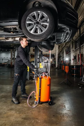 NEO Mobil olajleeresztő/ leszívó készülék, pneumatikus, leeresztő tál 10l, ellenőrzőhenger 10l, gyűjtőtartály 70l (10-811)