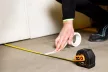 NEO Lézeres távolságmérő beépített mérőszalaggal, hatótáv: 40m, mérőszalag: 19mm x 5m, Li-ion akkumulátor (67-100)